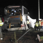 Momento en el que sacan del autobús el cadáver de uno de los fallecidos en la A-62.