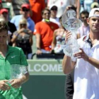 Roddick (d) con el trofeo que le acredita como campeón del Masters de  Miami ante Berdych.