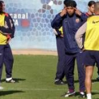 Rijkaard, a la derecha, pide en un entrenamiento que los pesos pesados del Barça estén concentrados