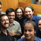 Imagen colgada por Pablo Iglesias en su cuenta de Twitter del encierro en un ascensor en el Ayuntamiento de Barcelona, junto a Ada Colau y miembros de su equipo.