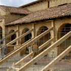 Unos obreros sujetan los arcos exteriores de San Lorenzo, pero el paso del tiempo también ha deteriorado el apuntalamiento.