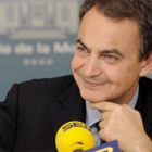 El presidente del Gobierno, José Luis Rodríguez Zapatero, durante la entrevista con la Cadena SER.