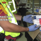 Un agente de la Guardia Civil comprueba lo incautado.