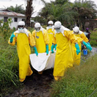 Enfermeras de la Cruz Roja se llevan un cuerpo sospechoso de estar infectado por el ébola en Monrovia, Liberia, en 2014. AHMED JALLANZO