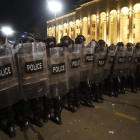 La policía antidisturbios de Georgia ayer, en la capital. ZURAB KURTSIKIDZE