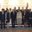 Foto de familia de participantes y responsables públicos con la reina Sofía en la inauguración, ayer, del Simposio en Salamanca.
