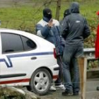 Agentes de la Ertzaintza mantienen cortado el paso al lugar donde se han localizado los explosivos