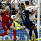 Willy Caballero ataja un lanzamiento de Cristiano. El portero fue un muro para el Madrid.