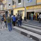 El incidente se produjo al filo de las seis de la mañana en un supermercado de la calle Cervantes. RAMIRO