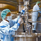 Un trabajador de Grifols, en el proceso de producción de Hemoderivados