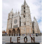 El cartel de León se coloca de cara a la Catedral para conseguir una mejor instantánea de la Pulchra. JAVIER FERNÁNDEZ ZARDÓN