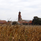 La imágenes, tomadas ayer mismo, muestran distintos espacios del municipio de Regueras de Arriba, con las iglesias de los dos pueblos, plazas, una canalización de riego... En la foto central se ve, en primer plano, un campo de maíz con su color dorado señal de que ya casi está listo para la cosecha, con la silueta de una de las dos localidades al fondo, en la que sobresale la iglesia; imagen típica de los pueblos del páramo.
