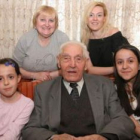 María y Sandra rodean a su bisabuelo, Laureano. Detrás, su hija María Ángeles y su nieta Laura María