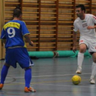 Omar (d) ocupó la posición de portero jugador en los cinco minutos finales del partido ante los coru