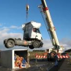 La fotografía recoge la retirada de la cabina de uno de los camiones de la calzada con una grúa