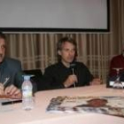 El montañero Jesús Calleja, en el centro, durante su charla sobre alpinismo