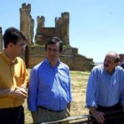 Álvarez Cascos conversa con el alcalde en una visita al castillo de Valencia de Don Juan.