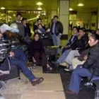 Medio centenar de ecuatorianos espera en el aeropuerto para volver a Quito