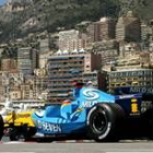 Fernando Alonso, dentro del monoplaza de Renault, circula por las calles del Principado de Mónaco