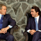 El expresidente español José María Aznar, junto al estadounidense George W. Bush en el 2003, en las Islas Azores.