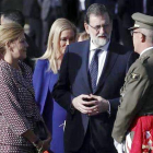 Cospedal junto a Rajoy momentos antes del comienzo del desfile del Día de la Fiesta Nacional.