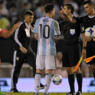 Messi, en el altercado que tuvo con los árbitros del Argentina-Chile del pasado jueves.