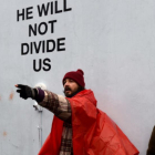 Shia LaBeouf, delante de su instalación contra Trump, 'He will not divide us', en Nueva York, este lunes.