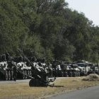 Tanques ucranianos aparcados a lo largo de la carretera, a la salida de Mariupol, el 27 de agosto de 2014.