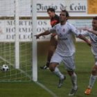 Marco Paixao y Óscar Rico celebran el gol de penalti del portugués ante el Pontevedra