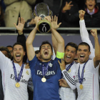 Iker Casillas, junto a sus compañeros, levanta el trofeo de la Supercopa de Europa tras derrotar por 2-0 al Sevilla en Cardiff.