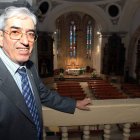 Don Argimiro en el coro de la iglesia de San Martín, de la que ha sido párroco durante 44 años.