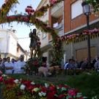 Imagen de los tractores engalanados que ayer recorrieron las calles de Cacabelos