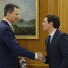 El rey recibe al presidente de Ciudadanos, Albert Rivera, en el Palacio de la Zarzuela.