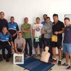 Los empleados que hacen el curso, junto al edil de Deportes.