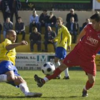 Pereira, a la izquierda, realiza una entrada a un jugador del Terrassa.