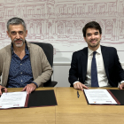 El concejal de Promoción Económica y presidente de Ildefe, Carmelo Alonso, y el vicepresidente de la Casa de León en Madrid, David San Martín, han firmado el convenio. DL