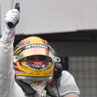 Lewis Hamilton celebra, en Suzuka, su nueva pole en la F-1.