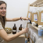 La venta de productos de limpieza y aseo a granel, novedad de la tienda  de Ángela Fernández. FERNANDO OTERO