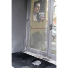 Estado en que quedó la puerta y el felpudo de la sede del PSOE de León