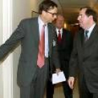 Louis Scheweitzer conversa con Juan Vicente Herrera, durante el encuentro que celebraron en París