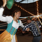 Bailes y diversión en la inaguración de la Oktober Fest en la Plaza de Toros de León