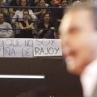 Zapatero, durante el mitin, con una pancarta alusiva a la niña del discurso de Rajoy en el debate