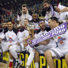 Los jugadores del Madrid celebran el triunfo en la Copa ante el Barcelona.
