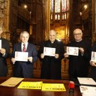 Representantes municipales, eclesiásticos y de Correos sostienen en sus manos el nuevo sello dedicado a la Catedral de León.