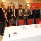 Paolo Futre y Óscar Campillo con parte de los integrantes de la Peña Maragata encabezados por su presidente Ángel Blanco.