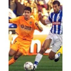 El valenciano Aimar y Arpón (derecha), luchan por controlar un balón