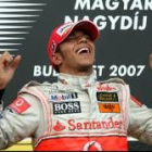 Hamilton celebra su victoria en el podio aunque no recibió felicitaciones de nadie de McLaren