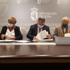 Un momento de la firma del convenio entre Diputación y Gal, esta mañana. DIPUTACIÓN DE LEÓN