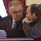 Miguel Ángel Muñoz Blas habla con su abogado durante el juicio.