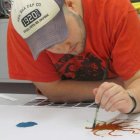 Imagen del artista Daniel Volgy en su estudio.